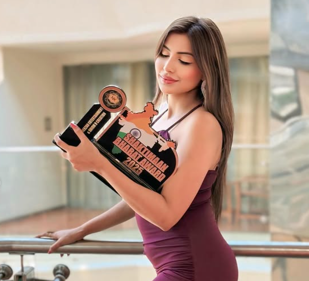 Sana Sultan Khan with Award Sana Sultan Khan with Award