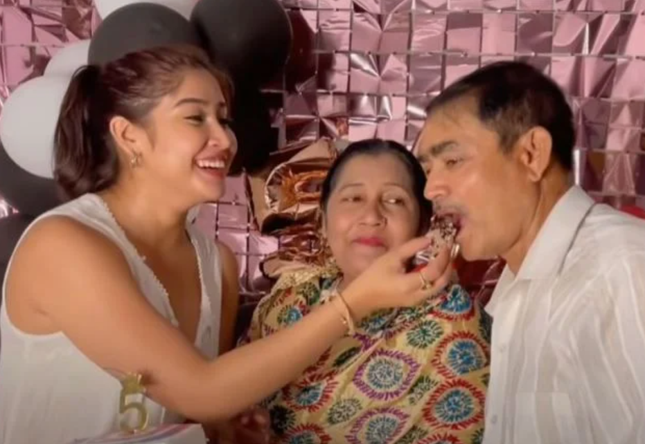 Sofia Ansari with her Parents